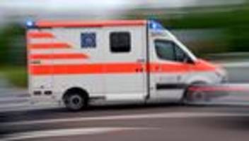 verkehrsunfall: auto gerät in gegenverkehr – zwei schwerverletzte