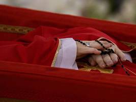 katholische kirche: vatikan zeigt bilder des toten papstes