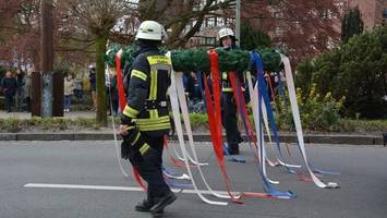 feuerwehr reinbek setzt dem maibaum wieder die krone auf