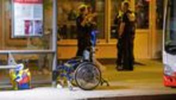 messerattacke: polizei sucht nach messerattacke mit fotos nach täter