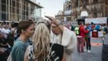 religion: katholische kirche veröffentlicht anleitung zur segnung queerer paare