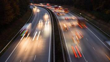a7: herzinfarkt am steuer – trucker stoppt seinen lkw und stirbt