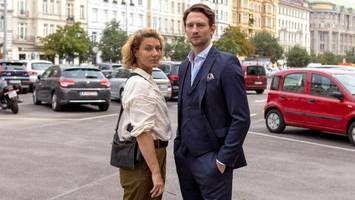 ein tv-kommissar, der mit helikopter eingeflogen wird