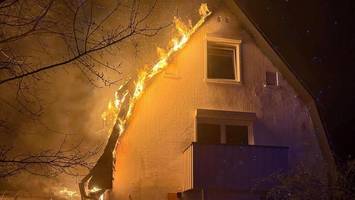 Schwere Brandstiftung an Haus in Halstenbek: Polizei sucht Täter