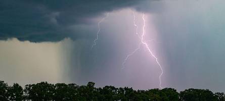dwd warnt vor starkem gewitter in bayern: diese landkreise sind betroffen