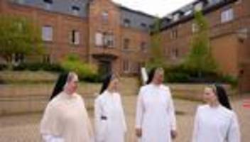 religion: ein tod wie gemalt - frauen im kloster trauern um papst