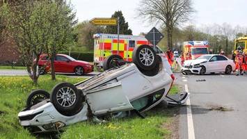 SUV überschlägt sich und landet im Graben – drei Verletzte