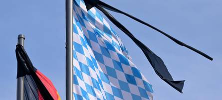 Warum am Samstag in Bayern die Flaggen auf Halbmast stehen