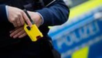 polizeieinsatz: mann läuft mit messer herum - polizei setzt taser ein