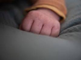 Abkommen mit kinderlosem Paar: Mutter soll ihr Baby verkauft haben
