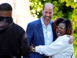 ein prinz zum anfassen: william lässt sich knuddeln