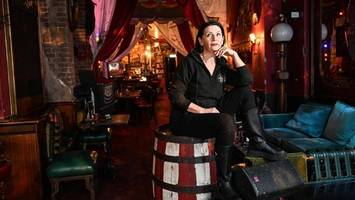 makaberer abschied: burlesque-bar lässt sich zu grabe tragen