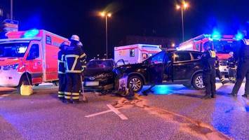 unfall auf kieler straße – rentner sitzen in auto fest
