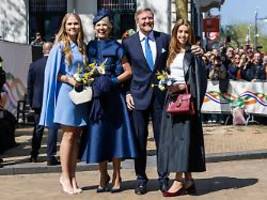 niederländer bejubeln monarchen: könig willem-alexander feiert auf straßenparty