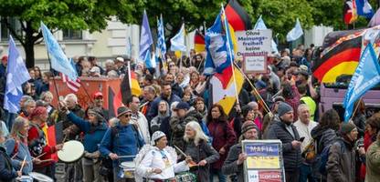 »Gemeinsam für Deutschland«: Rechte Kundgebungen lösen Gegendemonstrationen aus