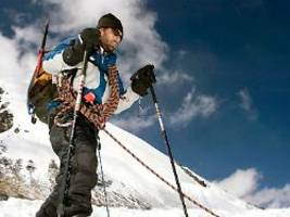 schreckliches umweltproblem: müll im himalaya entsetzt blinden mount-everest-bezwinger