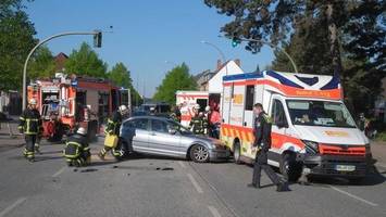 auto stößt in tonndorf mit rettungswagen zusammen – senior verletzt