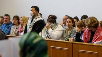 frau (27) wegen gewalt bei antisemitismus-vorlesung verurteilt