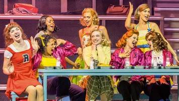 schon im ersten akt: „grease“-publikum verlässt enttäuscht die show
