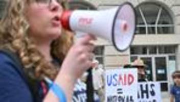 donald trump: demokraten werfen us-regierung zurückhalten bewilligter mittel vor