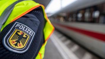 ICE mit 460 Reisenden strandet wegen Steinen auf den Gleisen