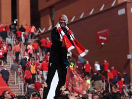 hoeneß, eberl und kompany: einer legende nachfolgen: in liverpool hat das geklappt, der fc bayern übt noch