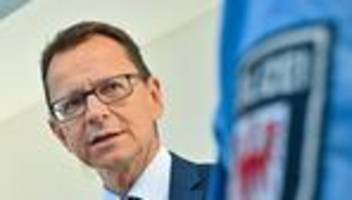 rechtsextreme netzwerke: verfassungsschutzchef für verbot rechtsextremer chatgruppen