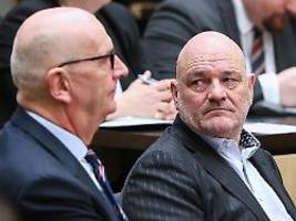 Crumbach sitzt in Flieger fest: BSW-Finanzminister kommt zu Haushaltssitzung Stunden zu spät