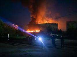 Explosionen in Charkiw: Russen greifen in mehreren Wellen an - Toter und Verletzte