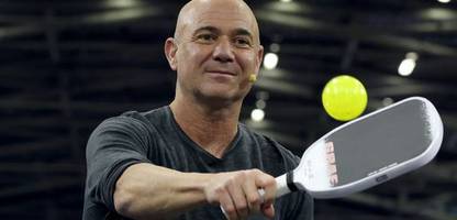 Ex-Tennisstar Andre Agassi gewinnt sein erstes professionelles Pickleballspiel