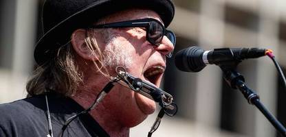 neil young schießt gegen elon musk: »wenn du ein faschist bist, hol dir einen tesla«