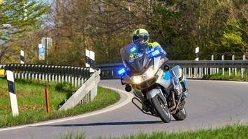 BMW-Fahrer liefern sich illegales Rennen an der Elbe