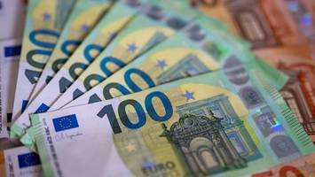 Jugendliche verschenkt Papas und ihr Geld an Chatpartner