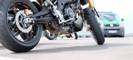 Illegales Rennen? Motorradfahrer starten riskante Manöver auf der B17 bei Augsburg