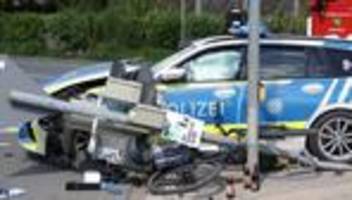 ampelmast stürzt auf fahrrad: radfahrer wird opfer eines dominounfalls mit streifenwagen