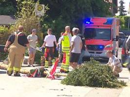 Rettungshubschrauber im Einsatz: Maibaum fällt auf Menschengruppe - mehrere Verletzte