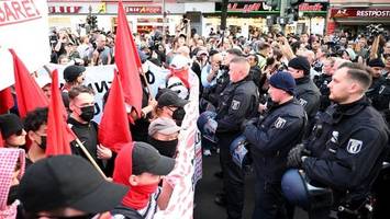 5700 Polizisten schützen Berlin am Tag der Arbeit