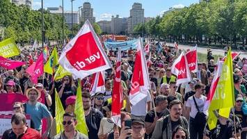große harmonie bei der  gewerkschaftsdemonstration in mitte