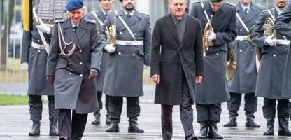 olaf scholz wünscht sich bei seinem zapfenstreich »respect«