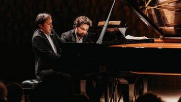 Elbphilharmonie: Geister Duo hat alle vier Hände voll zu tun