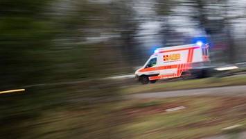 Krankenfahrstuhl-Fahrer stürzt in Graben