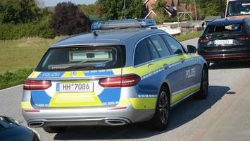 Rennradfahrer prallt am Deich gegen ein geparktes Auto