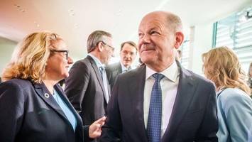 zapfenstreich-songs enthüllt – scholz wünscht sich „respect“