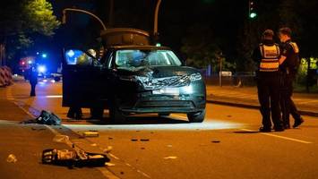 Mann läuft plötzlich auf die Straße und wird von SUV erfasst