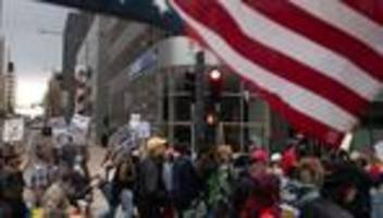 Der US-Überblick am Morgen: Demonstrationen gegen die US-Regierung, Waltz verliert seinen Posten