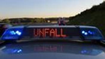 schwerer auffahrunfall: sieben verletzte bei unfall – kinder nicht richtig gesichert