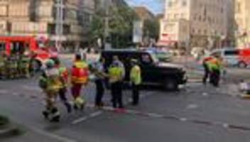 Stuttgart: Auto fährt in Stuttgarter Innenstadt in Personengruppe