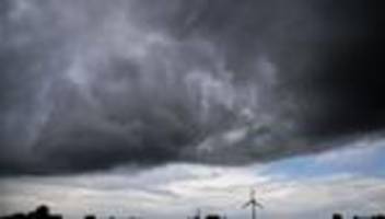wetterumschwung: gewitter mit windböen und starkregen möglich