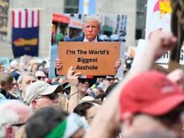 Bernie Sanders führt Demo an: Proteste gegen Trump-Regierung in Tausenden US-Städten