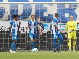 Enges Aufstiegsrennen: Kurioses Traumtor krönt Magdeburgs Desaster, Paderborn stresst den HSV